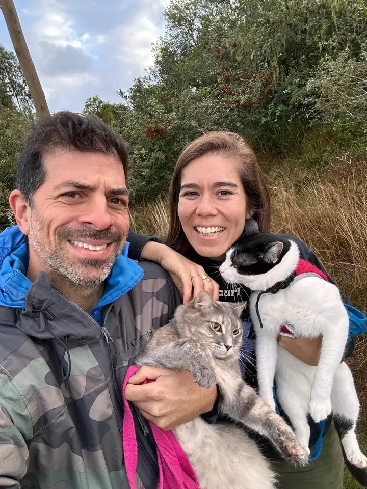 Julie y Tincho en la montaña con Luna y Shanti